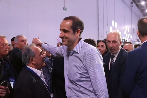 «Τι δουλειά έχει ο κοριός εδώ;» – Η ρετσινιά για τον Γρηγόρη Δημητριάδη δεν σβήνει με 300 ταϊσμένους κλακαδόρους
