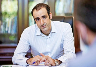 Για ποια «ασφάλεια» θα μιλήσει ο Γρηγόρης Δημητριάδης και με ποια ιδιότητα θεωρείται ισότιμος, πρώην πρωθυπουργών, υπουργών (που παρακολουθούσε) και άλλων αξιωματούχων;
