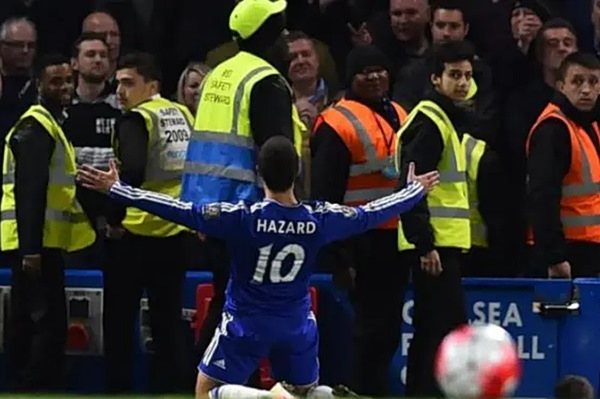 Μια… άλλη Premier League: Δέκα χρόνια από το γκολ του Αζάρ που έδωσε το πρωτάθλημα στη Λέστερ