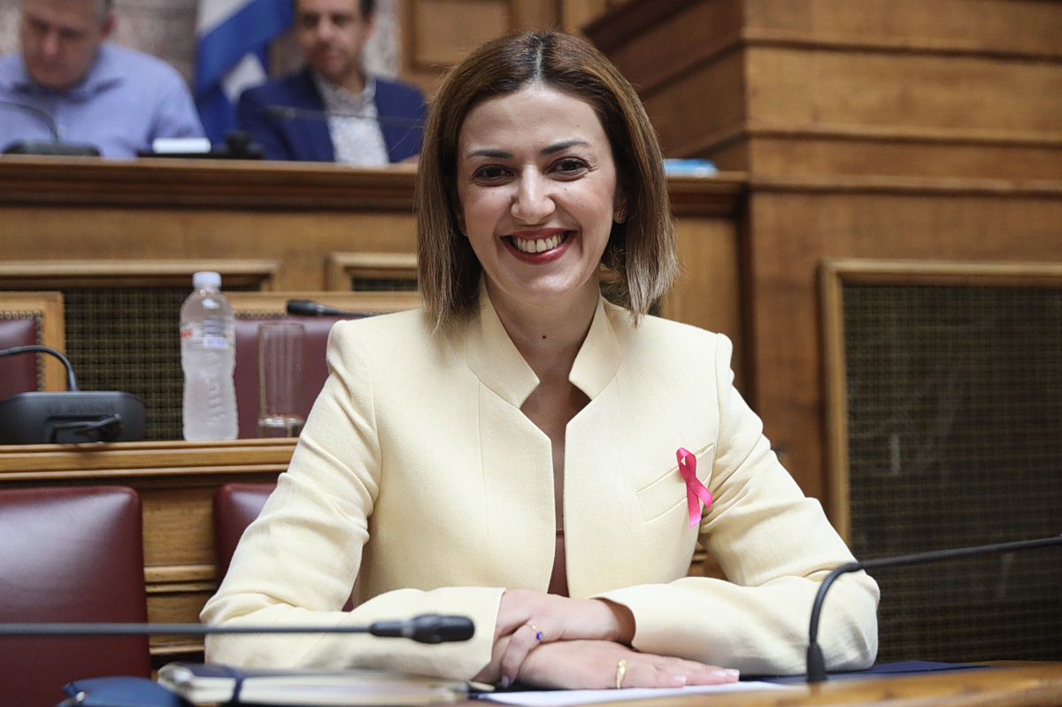 Αδιαθεσία ένιωσε στη Βουλή η Ειρήνη Αγαπηδάκη – Μεταφέρεται με ασθενοφόρο στον Ευαγγελισμό