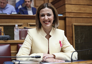 Αδιαθεσία ένιωσε στη Βουλή η Ειρήνη Αγαπηδάκη – Μεταφέρεται με ασθενοφόρο στον Ευαγγελισμό