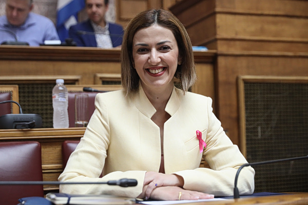 Αδιαθεσία ένιωσε στη Βουλή η Ειρήνη Αγαπηδάκη – Μεταφέρεται με ασθενοφόρο στον Ευαγγελισμό