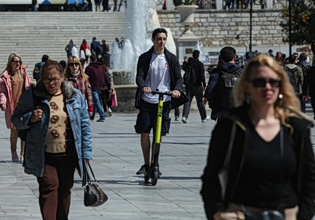 Χρυσοχοΐδης: Νομοθετική ρύθμιση για ηλεκτρικά πατίνια προανήγγειλε