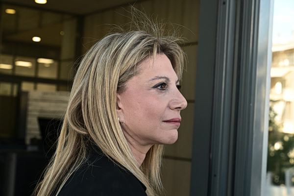 Μαρία Καρυστιανού: Συλλογή υπογραφών για την ιδρυτική διακήρυξη του κόμματος με… ανορθογραφίες