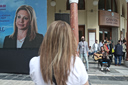 Περιστέρια, γιγαντοοθόνες και το όνομα αυτού… «Ελπίδα για τη Δημοκρατία, Μαρία Καρυστιανού, Ανεξάρτητο Κίνημα Πολιτών»