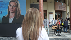 Περιστέρια, γιγαντοοθόνες και ««Ελπίδα για τη Δημοκρατία, Μαρία Καρυστιανού, Ανεξάρτητο Κίνημα Πολιτών»