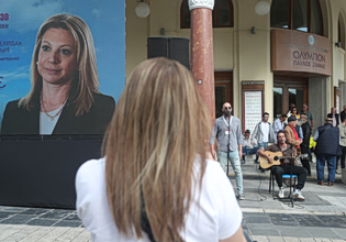 Περιστέρια, γιγαντοοθόνες και ««Ελπίδα για τη Δημοκρατία, Μαρία Καρυστιανού, Ανεξάρτητο Κίνημα Πολιτών»