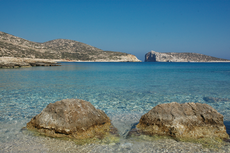 εικόνα που δείχνει τα κρυστάλλινα νερά παραλίας στη Δονούσα