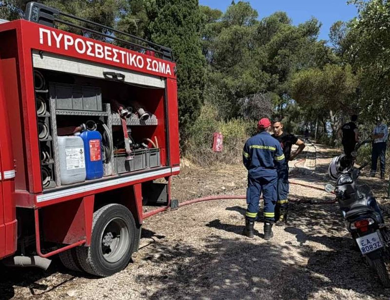 Φωτιά στον Λυκαβηττό – Διακοπή της κυκλοφορίας