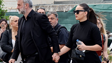 Γωγώ Μαστροκώστα: Τραϊανός και Βικτώρια Δέλλα συγκλονίζουν με τα λόγια τους στους επικηδείους