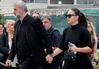 Γωγώ Μαστροκώστα: Τραϊανός και Βικτώρια Δέλλα συγκλονίζουν με τα λόγια τους στους επικηδείους