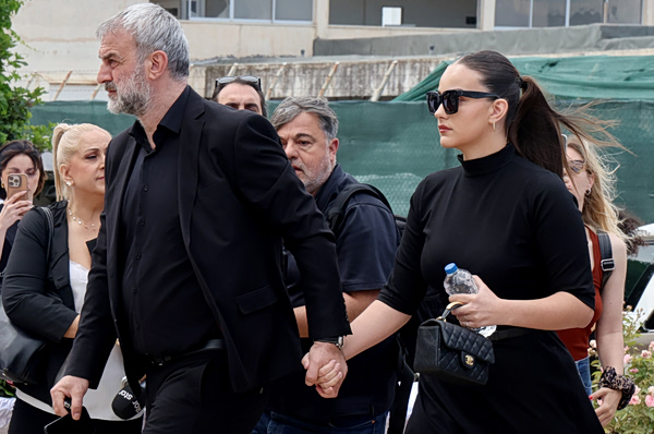 Γωγώ Μαστροκώστα: Τραϊανός και Βικτώρια Δέλλα συγκλόνισαν με τα λόγια τους στους επικηδείους