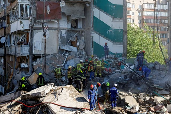 Ουκρανία: Στους 21 ανήλθαν οι νεκροί, ανάμεσά τους 3 παιδιά, από τα ρωσικά πλήγματα στο Κίεβο