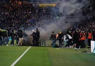 Χάος και διακοπή στο Ναντ – Τουλούζ: Επεισόδια και εισβολή οπαδών των «καναρινιών» στον αγωνιστικό χώρο (vid)