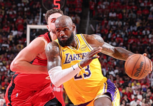 NBA: Μυθικός Λεμπρόν Τζέιμς έστειλε τους Λέικερς στους ημιτελικούς της Δύσης – Δύο Game 7 στην Ανατολή (vids)