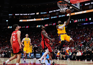 NBA: Μυθικός Λεμπρόν Τζέιμς έστειλε τους Λέικερς στους ημιτελικούς της Δύσης – Δύο Game 7 στην Ανατολή (vids)