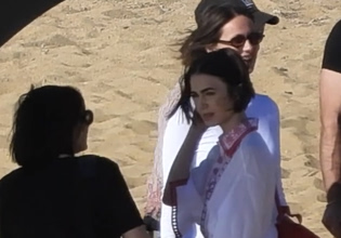 Emily in Paris: Η Λίλι Κόλινς «εισέβαλε» στη Μύκονο