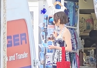 «Emily in Paris»: Security με τεράστιες μαύρες ομπρέλες στη Μύκονο προστατεύουν τη Λίλι Κόλινς
