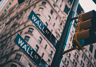 Wall Street: Τα μαθήματα από 100 χρόνια επενδύσεων