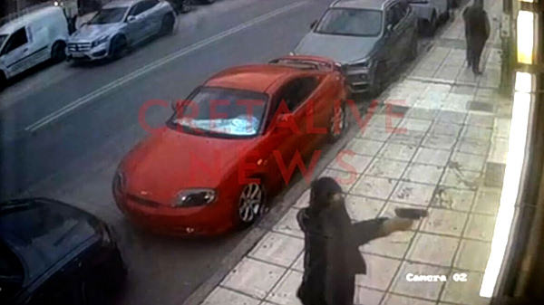 Ηράκλειο: Παραδόθηκε ο 18χρονος για το αιματηρό επεισόδιο έξω από μπαρ – Τι είπε στους αστυνομικούς