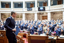 Μια κυβέρνηση σε αποδρομή δεν μπορεί να φαντασιώνεται ότι θα αλλάξει το θεσμικό DNA της χώρας