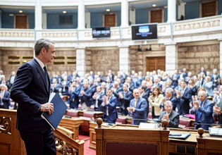 Μια κυβέρνηση σε αποδρομή δεν μπορεί να φαντασιώνεται ότι θα αλλάξει το θεσμικό DNA της χώρας