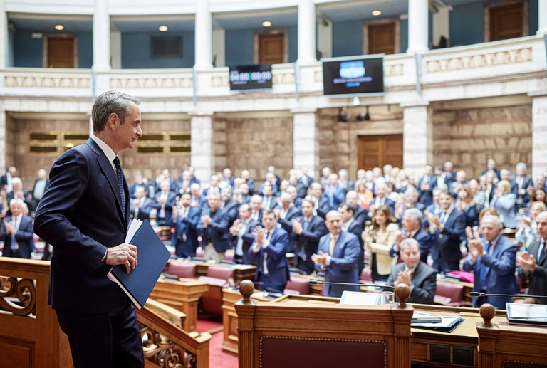 Μια κυβέρνηση σε αποδρομή δεν μπορεί να φαντασιώνεται ότι θα αλλάξει το θεσμικό DNA της χώρας