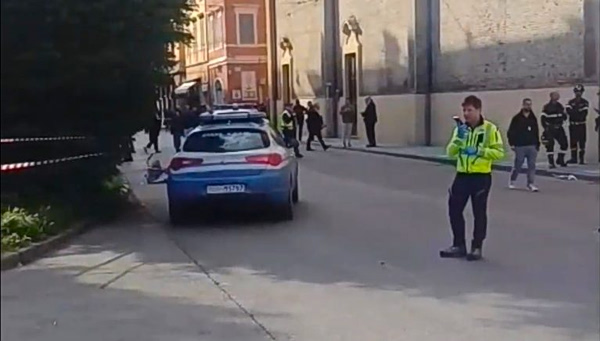 Ιταλία: Σοκ στη Μόντενα – Οδηγός παρέσυρε πεζούς με αυτοκίνητο και επιτέθηκε με μαχαίρι