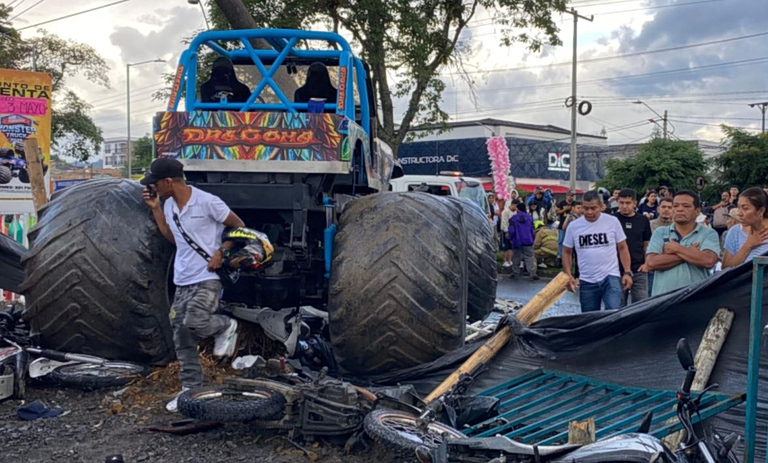 Monster Truck στην Κολομβία παρέσυρε τουλάχιστον 38 άτομα - Δύο άτομα έχασαν τη ζωή τους (βίντεο)