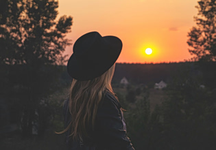 Τι είναι το «sunset anxiety» και γιατί μας προκαλεί άγχος;