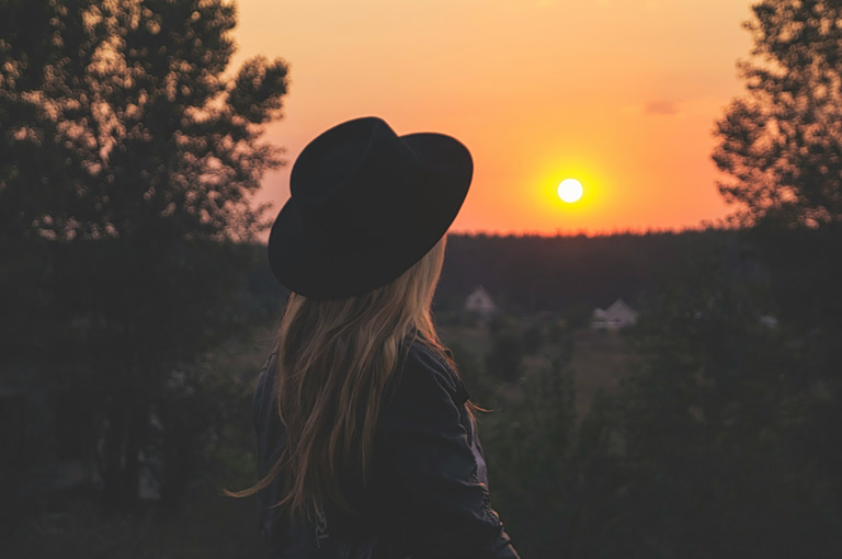 Τι είναι το «sunset anxiety» και γιατί μας προκαλεί άγχος;