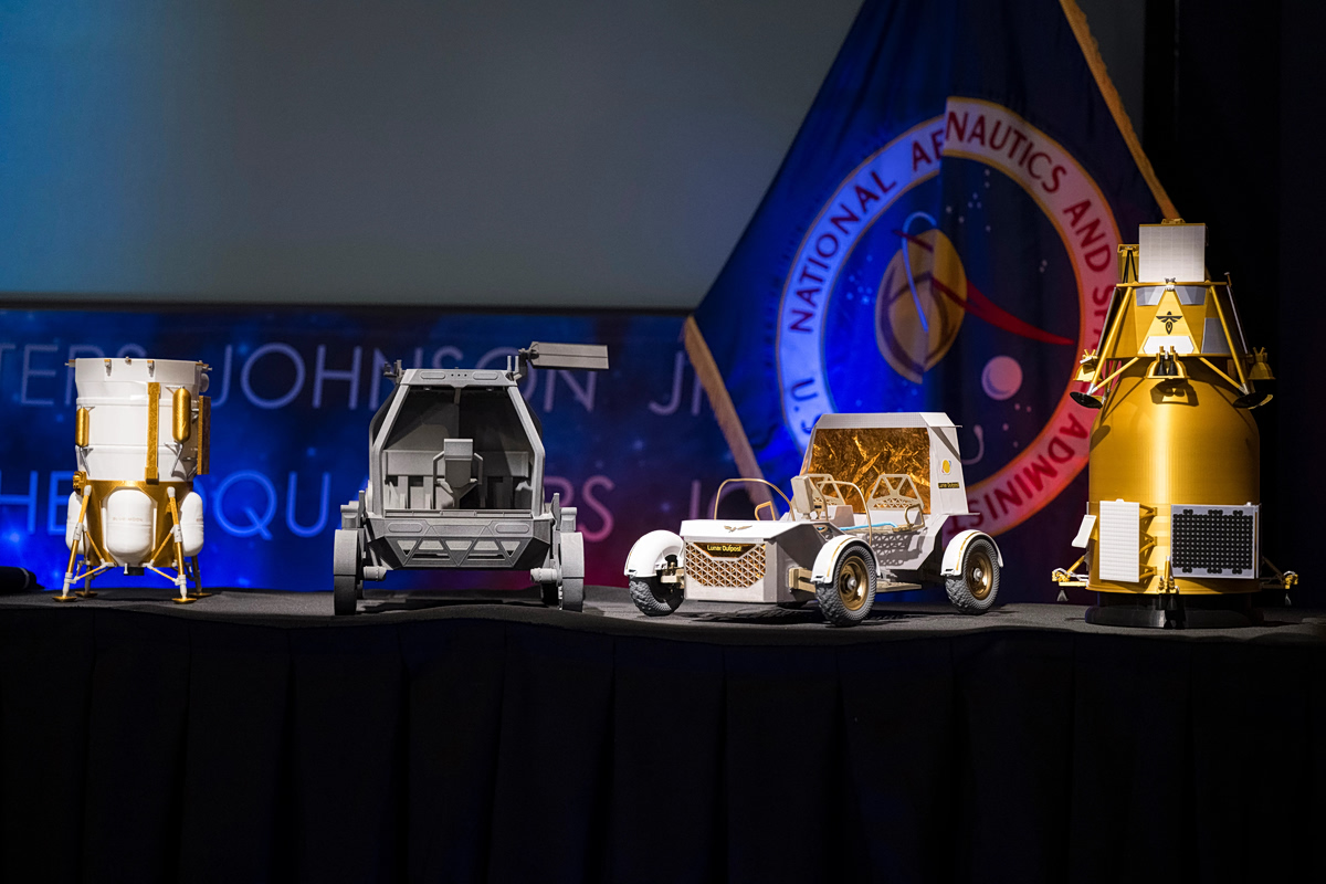 Από αριστερά, μοντέλα της σεληνακάτου της Blue Origin, των οχημάτων της Astrolab και της Lunar Outpost και το σκάφος Elytra Dark της Firefly (NASA)