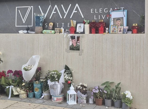 Κρήτη: Το σημείο δολοφονίας του 21χρονου Νικήτα έγινε τόπος θλίψης και σιωπηλού αποχαιρετισμού
