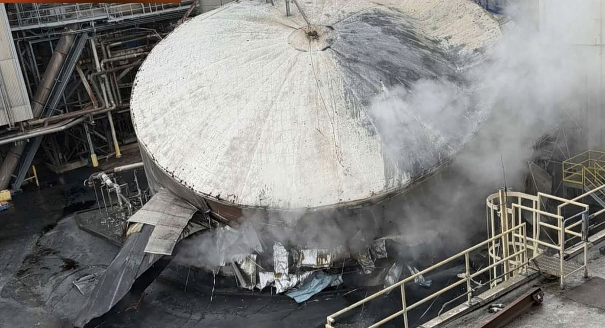 Τουλάχιστον ένας νεκρός και εργάτες με χημικά εγκαύματα μετά από ρήξη δεξαμενής σε βιομηχανία