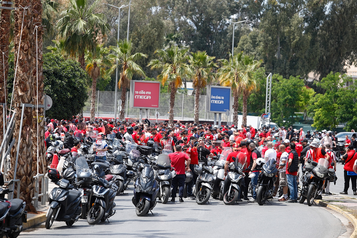 Ξεκίνησε η μηχανοκίνητη πορεία των οπαδών του Ολυμπιακού προς το ΟΑΚΑ