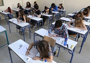 Ζαχαράκη για πανελλαδικές: «Το ισχύον μοντέλο έχει φτάσει στα όρια του – Να μην κρίνεται το μέλλον σε μία τρίωρη εξέταση»