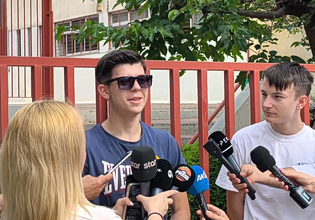 Πανελλαδικές: «Εγώ δεν είμαι της μοναξιάς, βγαίνω έξω…» – Οι ατάκες μαθητών για το θέμα της έκθεσης