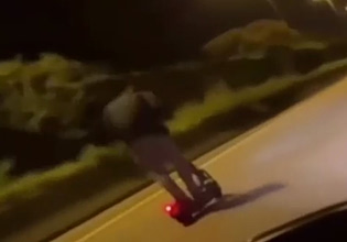 Αναβάτης με πατίνι έτρεχε με 120 χλμ/ώρα στη λεωφόρο Βουλιαγμένης  – Βίντεο ντοκουμέντο
