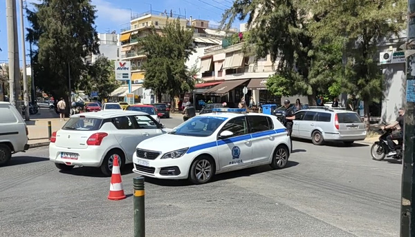 Άνω Πατήσια: «Διέσχιζε τον δρόμο και βρέθηκε στο τυφλό σημείο του φορτηγού» – Πώς έγινε το δυστύχημα με θύμα την ηλικιωμένη