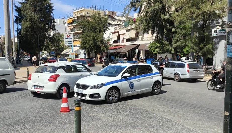 Άνω Πατήσια: «Διέσχιζε τον δρόμο και βρέθηκε στο τυφλό σημείο του φορτηγού» – Πώς έγινε το δυστύχημα με θύμα την ηλικιωμένη