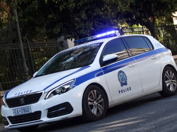 Τρόμος για οικογένεια στη Θεσσαλονίκη – Άνδρας με αλυσοπρίονο και μαχαίρι φώναζε έξω από το σπίτι τους