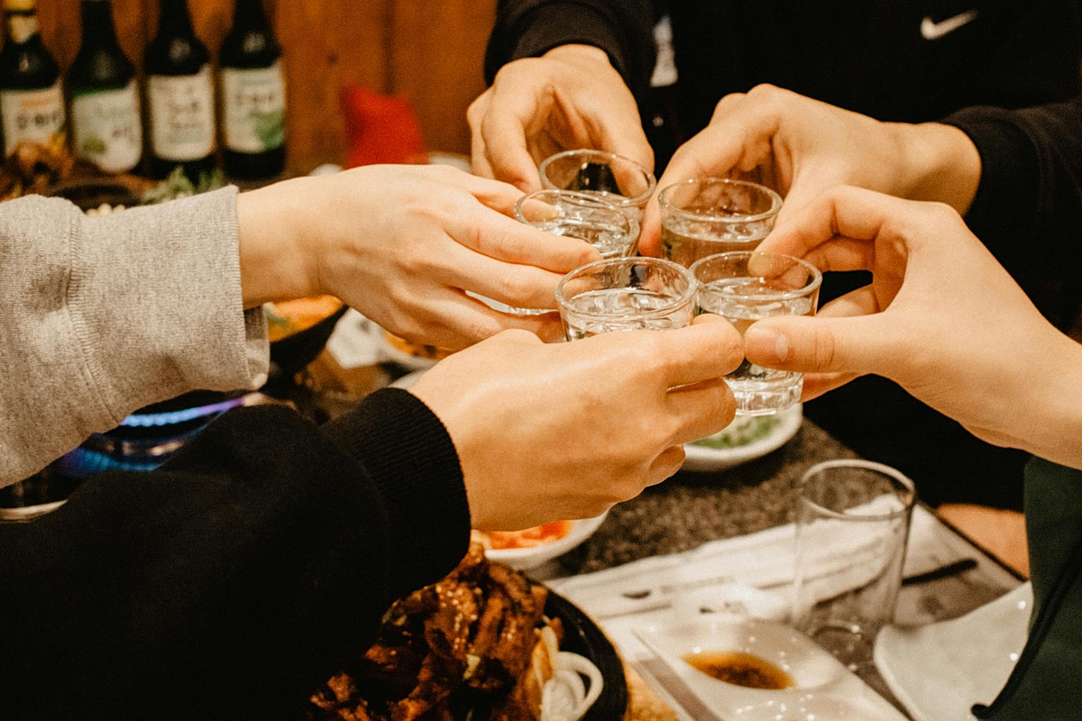 Αυτός, αυτή, το φλερτ και ο τσακωμός – Πήγαν για ουζάκι, κατέληξαν στο κρατητήριο