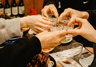 Αυτός, αυτή, το φλερτ και ο τσακωμός – Πήγαν για ουζάκι, κατέληξαν στο κρατητήριο