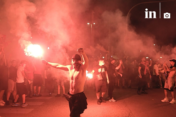 Κάηκε ο Πειραιάς – Πανηγυρίζουν οι οπαδοί των «ερυθρόλευκων»