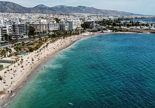 Η «αθέατη» πλευρά της Αττικής: Τα εμπόδια που κρατούν τους ξένους επισκέπτες μακριά από τις ακτές