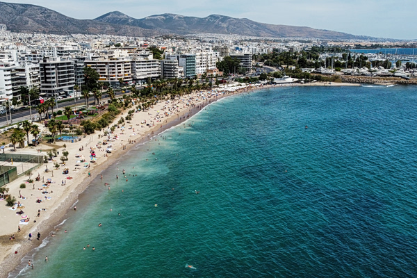 Η «αθέατη» πλευρά της Αττικής: Τα εμπόδια που κρατούν τους ξένους επισκέπτες μακριά από τις ακτές