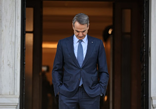 Αντιμέτωπη με τις επιλογές της η κυβέρνηση – «Κόκκινη κάρτα» και από ψηφοφόρους της ΝΔ