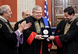 Επίτιμος διδάκτορας του ΕΚΠΑ ο Ευάγγελος Βενιζέλος παρουσία πολιτικών και προσωπικοτήτων του δημόσιου βίου