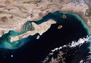 Εκρήξεις στο Ιράν στην παράκτια πόλη – λιμάνι του Μπάνταρ Αμπάς και στην νήσο Κεσμ