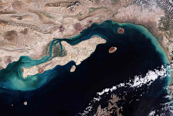 Εκρήξεις στο Ιράν στην παράκτια πόλη – λιμάνι του Μπάνταρ Αμπάς και στην νήσο Κεσμ
